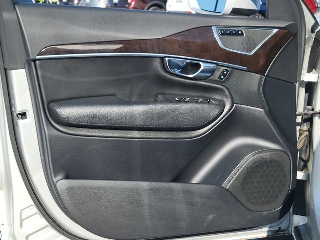 2017 Volvo XC90 T6 Momentum
